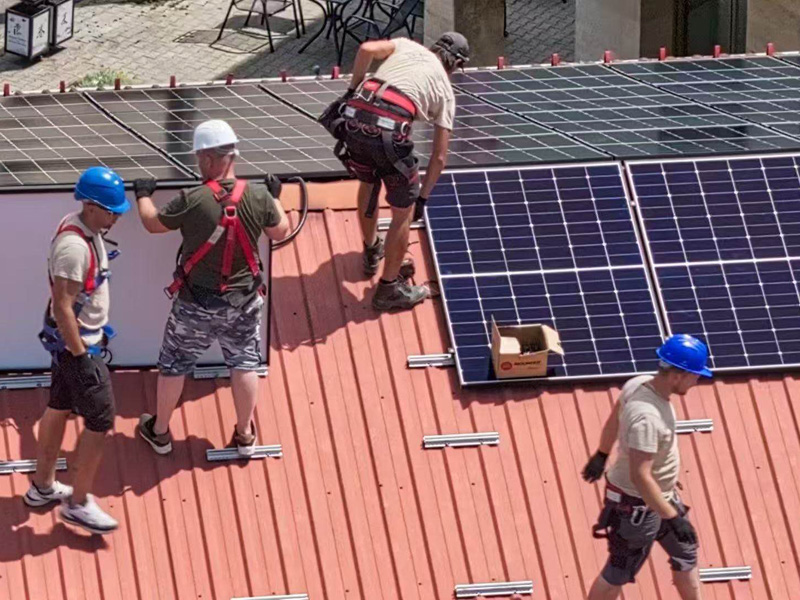 Installation and construction of photovoltaic roofs in Europe